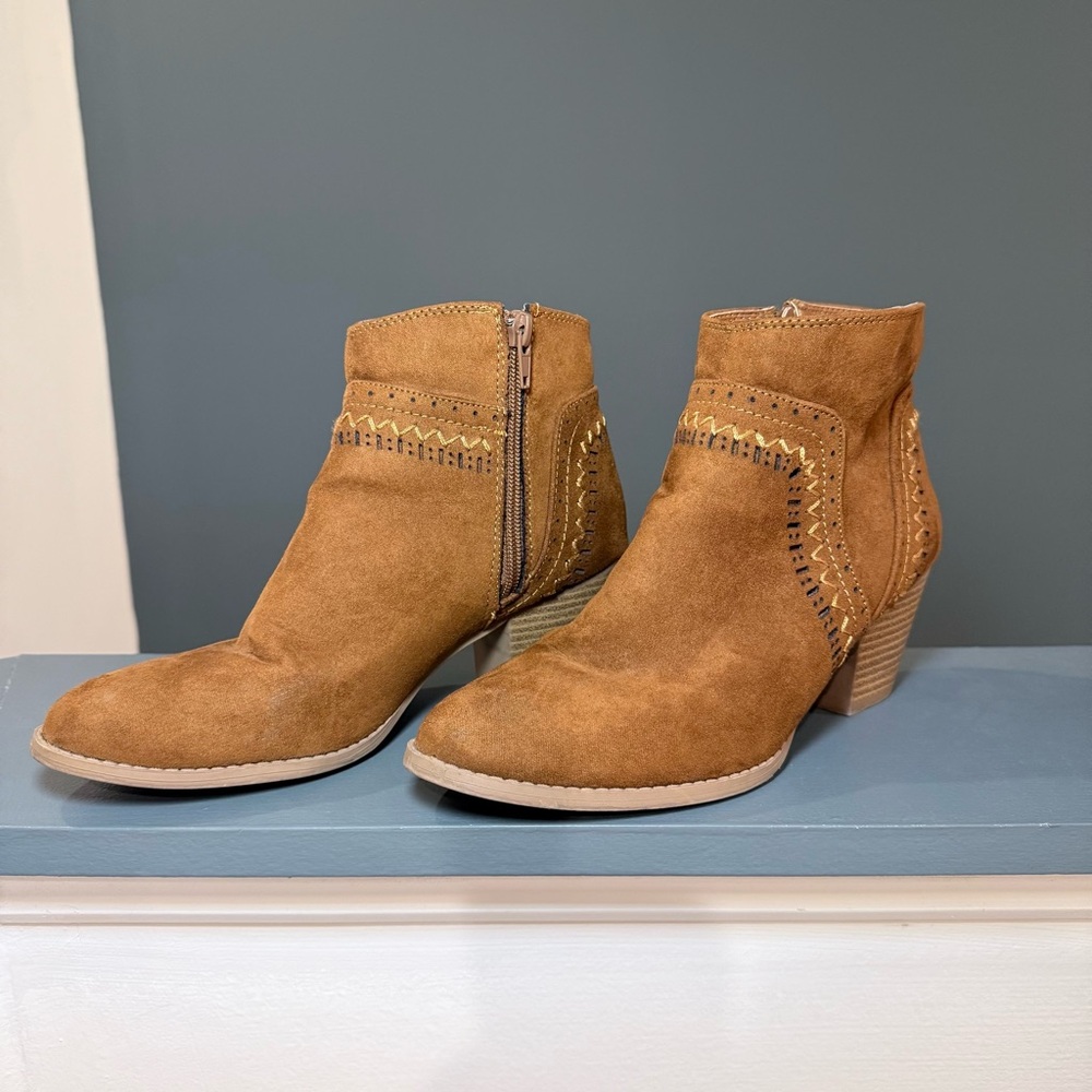 Qupid Brown Embroidered Faux Suede Boho Block Heel Ankle Boots Size 7 - Picture 5 of 13